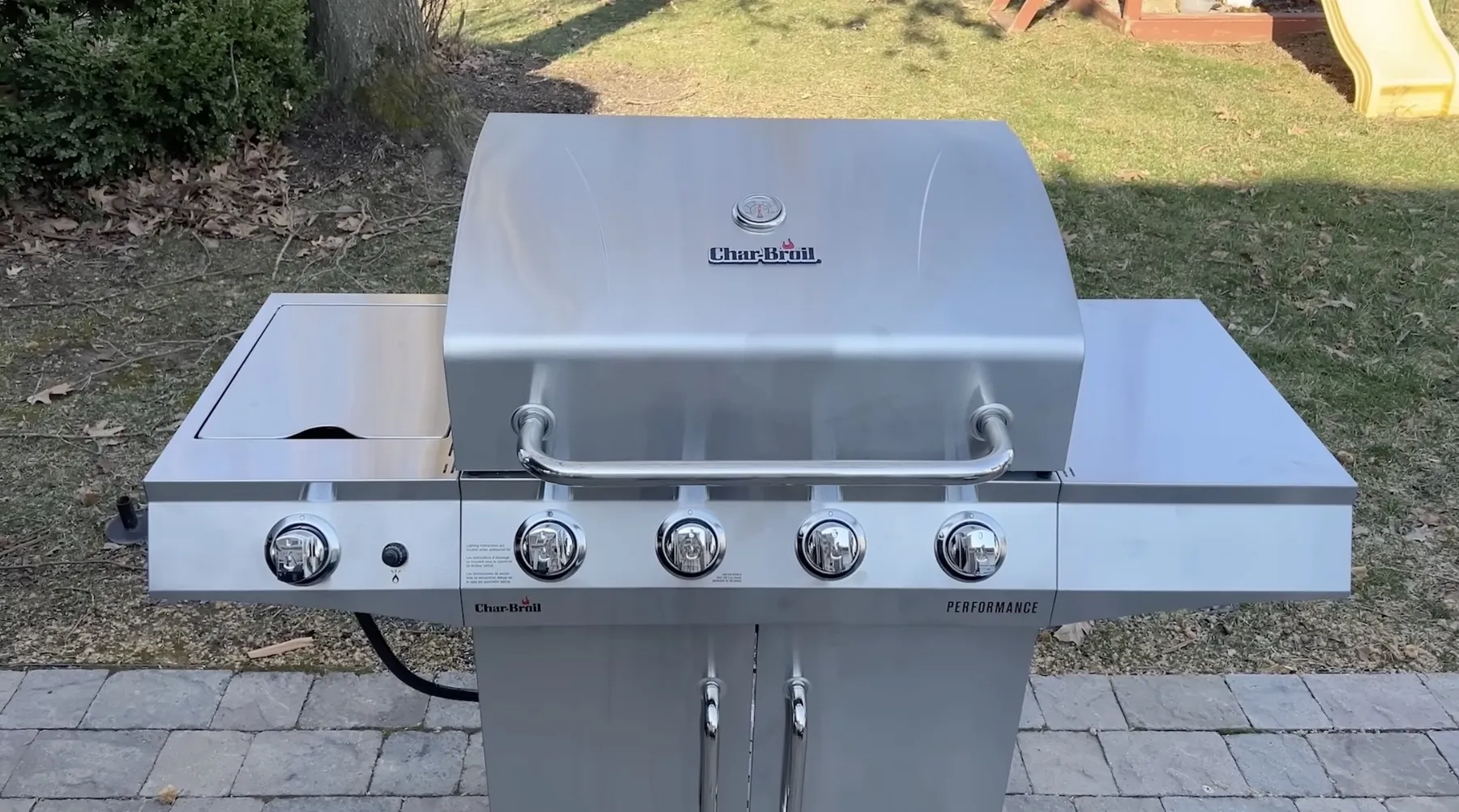 Gasgrill i rustfrit stål på en terrasse