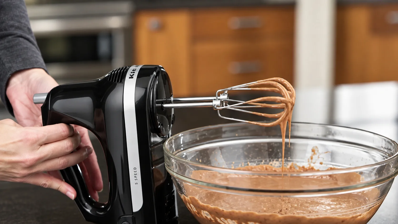 Håndmixer pisker chokoladedej i en skål